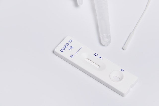 Components of a rapid iHealth COVID test kit
