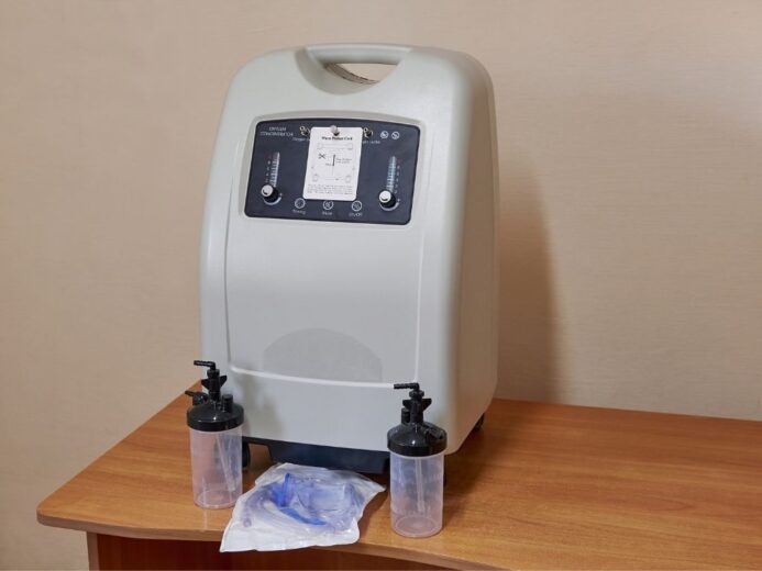 Portable oxygen concentrator for supplying oxygen to a sick person