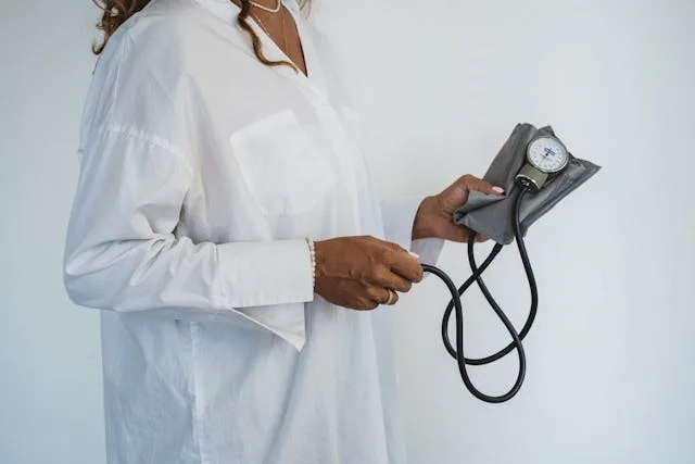 Blood pressure monitoring system for estimating high blood pressure