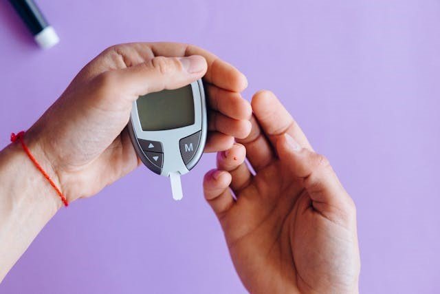 Blood glucose level measurement using a glucometer and a testing strip