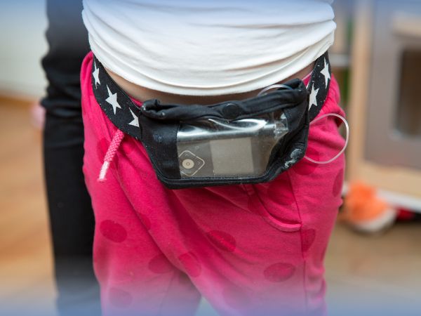 Insulin pump belts for kids must have a secure pouch for holding the insulin pump