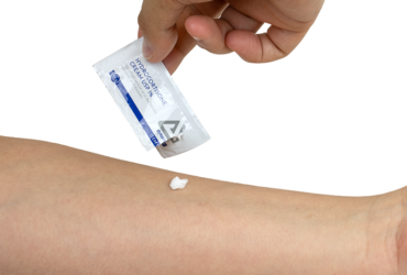 Dynarex 1137UB-6 Hydrocortisone Cream – 1% Topical, 0.9 g Foil Packet – 100 per Box, 6 Boxes per Case